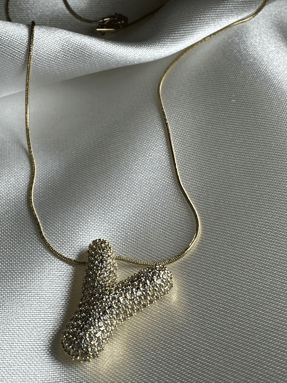 COLLAR CON INICIAL CIRCONADA